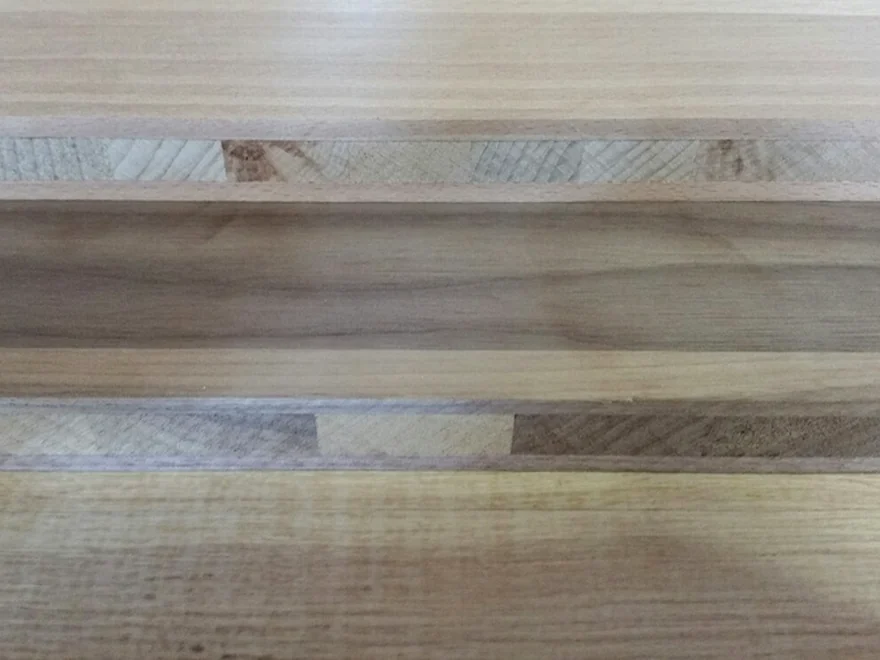 Schichtaufbau einer 3-Schicht-Platte im Anschnitt