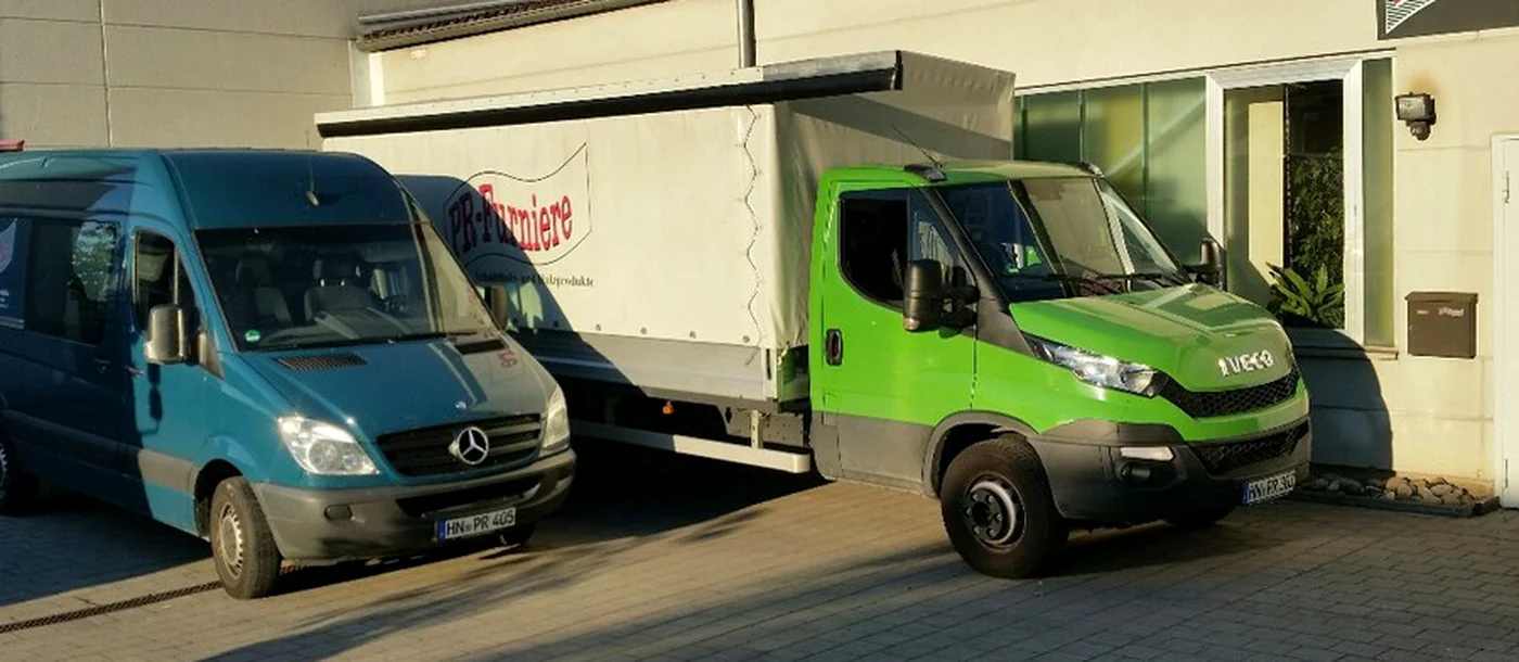 Fahrzeuge des eigenen Fuhrparks vor dem Lager in Neckarsulm