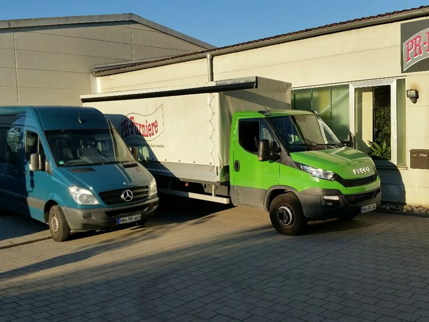 Fahrzeuge vor dem Betriebsgebäude in Neckarsulm