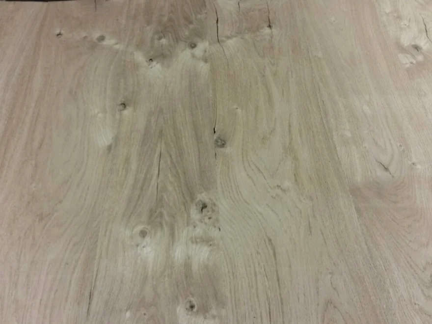 Furnierfläche in Eiche mit durchgehender Maserung