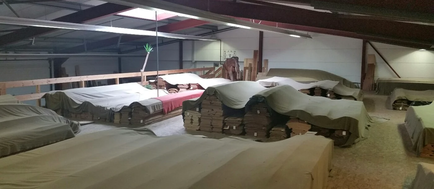 Blick in das Furnierlager mit gestapelten Paketen