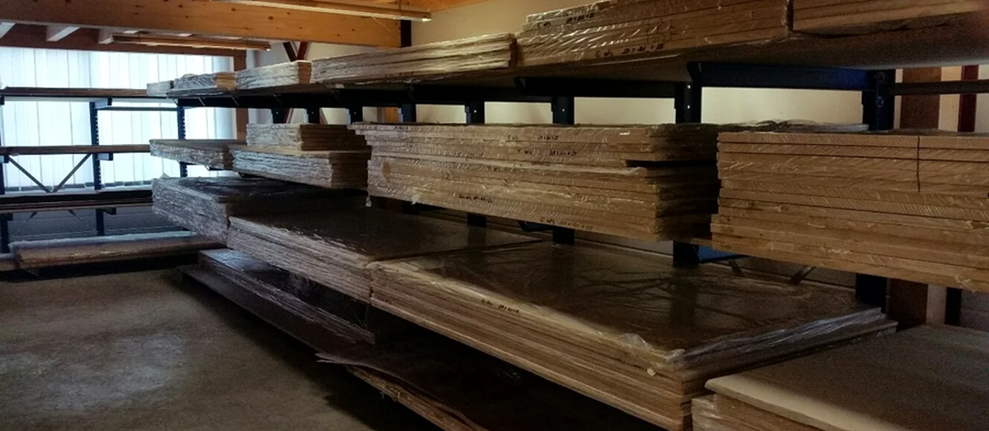 Plattenlager mit edelfurnierten Platten im Regal